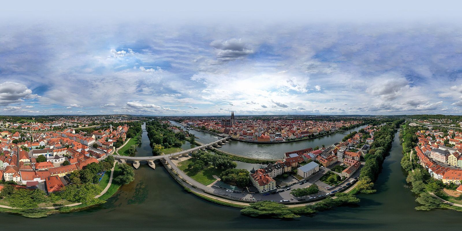 Luftbildpanorama der Regensburger Altstadt mit Dom und Steinerer Brücke über der Donau